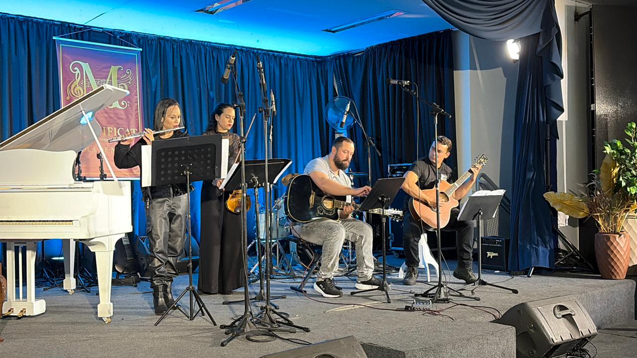 Ensaio com flauta, violino e violões no palco da Magnificat