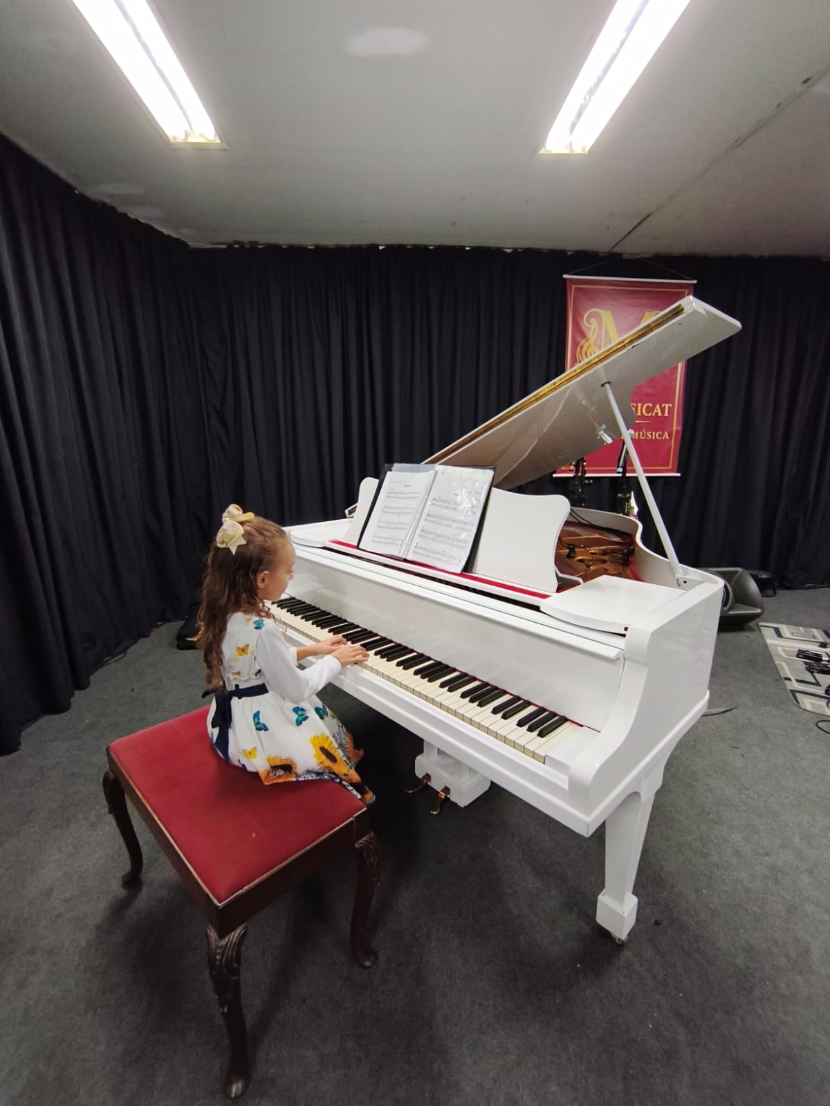 Aluna se apresentando ao piano de cauda