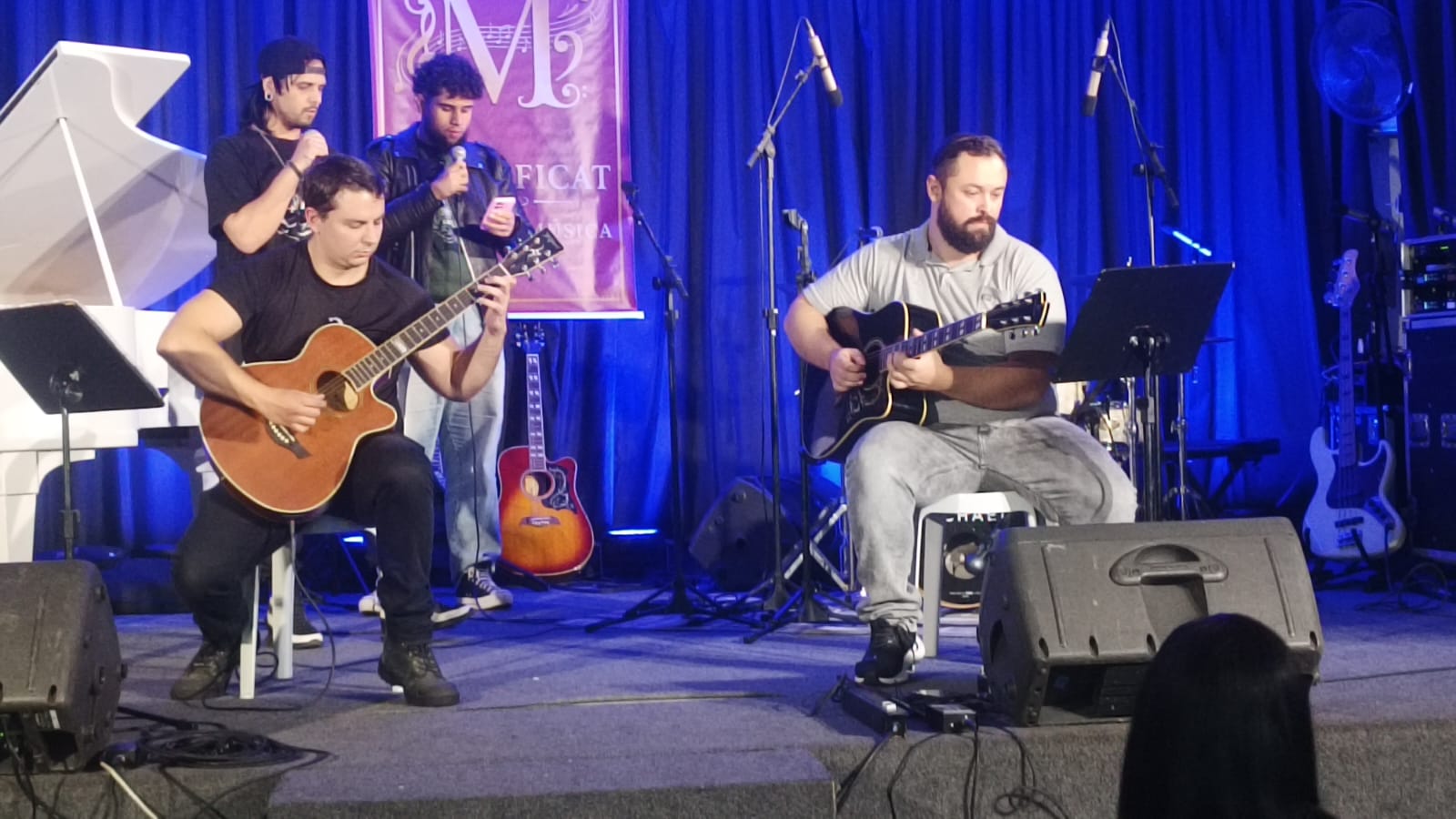 Banda de violões se apresentando sob luz azul