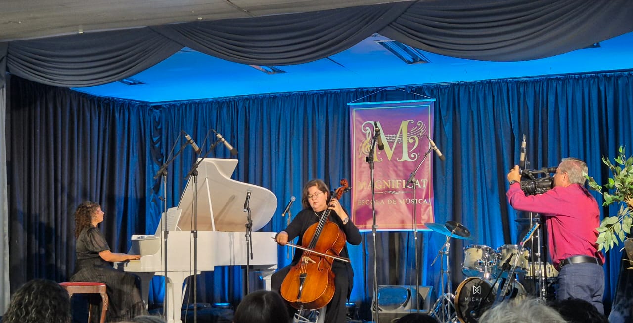 Violoncelo e piano em apresentação ao vivo