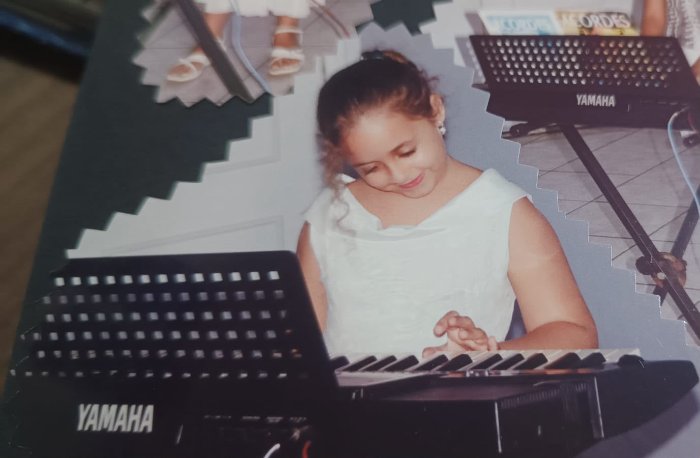 Thayane Chlad quando criança, tocando teclado